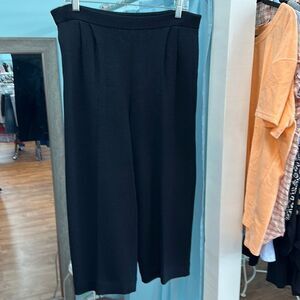 St. John Black Santana Knit Capri Size 4